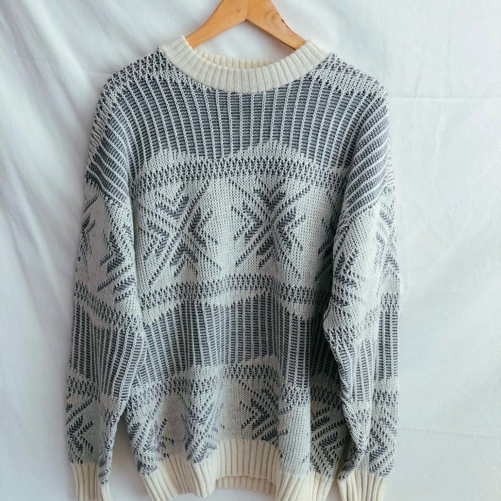 Cozy Vintage Gray and White Patterned Sweater